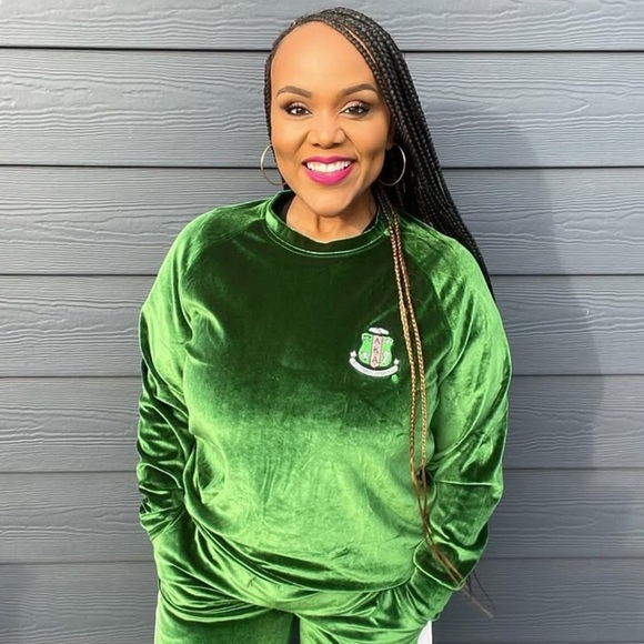 Ivy Storehouse AKA Alpha Kappa Alpha Velour Sweatshirt Medium Green Embroidered - Picture 1 of 8